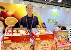 来自厦门Yosway的销售经理Yincheng Chou。红美人果冻橙，和蜜柚是公司的主打产品。公司海推出了四大名柚蜜柚礼盒。/ Yincheng Chou, sales manager at Xiamen Yosway. Red Beauty Jelly Orange and Honey Pomelo are the company's flagship products. The company has also launched a honey pomelo gift box featuring four famous grapefruit varieties.