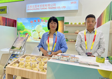 皇冠梨市石家庄图丰贸易有西安公司的主营产品。公司参展代表孟丽英和王斌在展位前。/ Crown pears are the main product of Shijiazhuang Tufeng Trading Co., Ltd. Company representatives Liying Meng and Bin Wang at the booth.