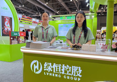 绿恒控股的展位。公司与多个品牌的商超右战略合作关系，产品销往国内３０多个大中城市。/ The booth of Lvheng Group. The company has strategic partnerships with multiple supermarket brands, and its products are sold in over 30 major cities across China.