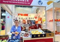 和钰淇国际商务公司的参展代表。/ Heyuqi International Business Co., LTtd.'s exhibition representatives.