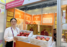 简阳市丰禾园农业专业合作社的销售总监任辰。沃柑和石榴是公司的主营产品。/ Chen Ren, sales director of Jianyang Fengheyuan Fresh Mandarin & Pomegranate Export Orchard. Wogan and pomegranate are the company's main products.