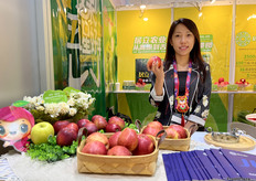 庆阳居立农业发展有限责任公司的市场部经理张曦文。公司出口多品种多苹果。/ Xiwen Zhang, marketing manager at Qingyang Juli Agricultural Development Co., Ltd., a company that exports a wide variety of apples.