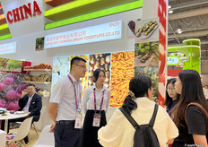 莱芜新晨明食品有限公司的参展代表正在与访客交谈。/ Representative from Laiwu New Morning Bright Foodstuffs Co., Ltd. is talking with visitors.