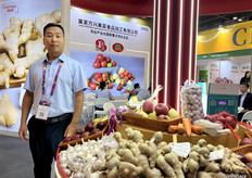 莱芜万兴果菜食品加工有限公司的销售经理吴振。公司出口保鲜姜，大蒜，洋葱等多种农产品。/ Zhen Wu, sales manager at Laiwu Wanxing Fruit and Vegetable Food Processing Co., Ltd., exports fresh ginger, garlic, onions and other agricultural products.