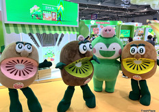 佳沛公司的人偶和百果园公司的人偶（右二）进行互动。/ The puppets of Zespri and Pagoda (second from right) interact with each other.