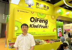 来自齐峰果业的Bruce。/ Bruce from Qifeng Fruit. 