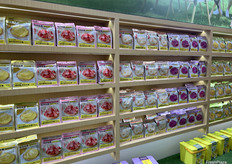 来自福建有零有食带来了多款开袋即食的果蔬干样品进行展示。/ Youling Youshi from Fujian brought a variety of ready-to-eat dried fruits and vegetables samples for display.