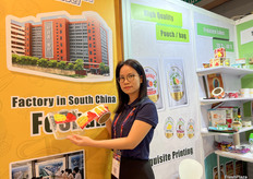 来自印得高公司的市场经理Bennisy Chen。公司主营用于食品包装的标签产品。/ Bennisy Chen, marketing manager at Indigo, a company that specializes in label products for food packaging.