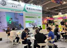 果蔬处理设备制造商德菲洛的展位。/ The booth of Dekfeller, a manufacturer of fruit and vegetable processing equipment.