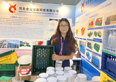 河北全运只能科技有限公司的销售经理贾一鸣。可拆卸果蔬筐是其公司的主营产品。产品已出口至东南亚，中东，北美等地。/ Yiming Jia, sales manager at Hebei Quanyun Intelligent Technology Co., Ltd., specializes in detachable fruit and vegetable baskets. The products are exported to Southeast Asia, the Middle East, and North America.