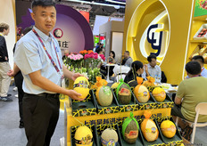 上海呈越进出口贸易有限公司带来了多个品种的蜜瓜到展会现场，试吃活动吸引了众多访客。/ Shanghai Chengyue Import and Export Trading Co., Ltd. brought several varieties of honeydew melons to the exhibition, and the tasting event attracted many visitors.