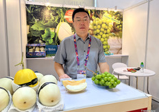 荆州市荆州区福坦威外贸服务有限公司的姚先生。蜜瓜和阳光杨玫瑰是该公司的主营产品。/ Mr. Yao from Jingzhou Futanwei Foreign Trade Service Co., Ltd. in Jingzhou District, Jingzhou City. Honeydew melon and Shine Muscat are the company's main products.