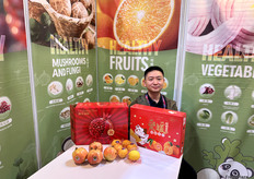 重庆渝贸通科技服务有限公司的业务经理龚磊先生。柑橘和石榴是该公司的主要出口产品。/ Mr. Lei Gong, business manager of Chongqing Yumaotong Technology Service Co., Ltd. Citrus and pomegranates are the company's main export products.