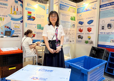 来自上海新帆实业有限公司的销售经理丁丽芳。公司带来了多款用于果蔬物流的运输筐进行展示。/ Lifang Ding, Sales Manager of Shanghai Xinfan Industrial Co., Ltd. The company showcased several transport baskets for fruit and vegetable logistics.