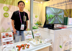 四维生态是智能种植设备供应商，公司在中国有草莓种植基地，并出口其垂直农业设施至多个海外市场。公司业务经理Desmond Pan先生在展位前。/ 4D Bios is a supplier of intelligent planting equipment. The company has a strawberry planting base in China and exports its vertical farming facilities to multiple overseas markets. Mr. Desmond Pan, the company's business manager, was at the booth.