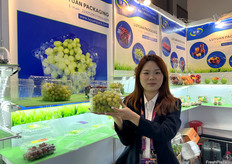 来自绿源包装科技有限公司的程佳惠经理。公司制造和销售用于果蔬产品的塑料包装盒。/ Jiahui Cheng, manager of Lvyuan Packaging Technology Co., Ltd., a company that manufactures and sells plastic packaging for fruit and vegetable products.