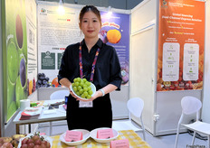 来自Euphoria Fruitage Import & Export的姚经理。葡萄和李子是公司的主打产品。/ Manager Yao from Euphoria Fruitage Import & Export. Grapes and plums are the company's main products.