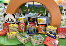 四川省维记农业集团有限公司的产品展示区。公司在多款产品包装设计中引入中国风元素。/ The product display area of Sichuan Wikee Group Co., LTD. The company incorporates Chinese elements into the packaging design of many of its products.