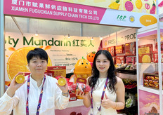 厦门市赋果县供应链科技有限公司的总经理洪琳莹（右一）和参展同事。/ Hong Linying (first from right), general manager of Xiamen Fuguoxian Supply Chain Technology Co., Ltd., and her colleague participating in the exhibition.