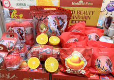 红美人蜜柑具有果皮薄，高甜低酸的特色，甜度可达12%以上，出汁率可达95%以上。/ Red Beauty mandarin oranges have the characteristics of thin peel, high sweetness and low acidity. The sweetness can reach more than 12% and the juice yield can reach more than 95%. 