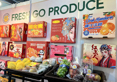 厦门市赋果县供应链科技有限公司的产品展示区。公司在多款产品的包装设计中引入中国风元素。/ The product display area of ​​Xiamen Fresh Go Produce. The company incorporates Chinese elements into the packaging design of many of its products. 