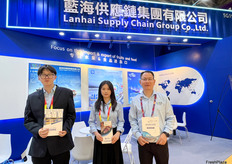 蓝海供应链集团有限公司的副总经理傅景志（右一）和参展同事。/ Jingzhi (first from right) Fu, Deputy General Manager of Lanhai Supply Chain Group Co., Ltd., and his colleagues participating in the exhibition.