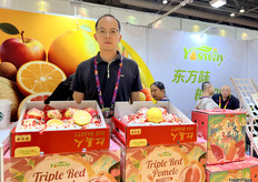 来自厦门Yosway的销售经理Yincheng Chou。红美人果冻橙，和蜜柚是公司的主打产品。公司海推出了四大名柚蜜柚礼盒。/Chou Yincheng, sales manager at Xiamen Yosway. Red Beauty Jelly Orange and Honey Pomelo are the company's flagship products. The company has also launched a honey pomelo gift box featuring four famous grapefruit varieties.