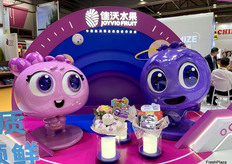 鑫荣懋展位产品展示区。/ Product display area of ​​the Joy Wing Mau booth.