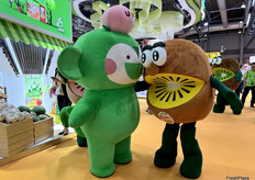 佳沛的人偶与百果园的人偶进行互动。/ The Zespri puppets interact with the Pagoda puppets. 