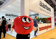 Aartsen人偶在展位前，吸引了众多访客合照。/ The Aartsen dolls attracted many visitors to take photos in front of the booth.