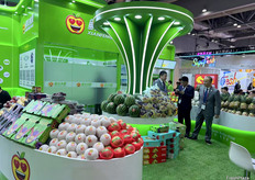 鲜丰水果带来了多种水果参展。/ Xianfeng Fruit brought a variety of fruits to the exhibition. 