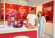 苹果是甘肃省万汇农业发展有限公司的主营产品。公司出口参展代表陈女士（右一）和参展同事在展位前。/ Apples are the main product of Gansu Wanhui Agricultural Development Co., Ltd. Ms. Chen (first from right), the company's export representative, and her colleague at the booth.