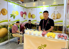 Ｆｅｎｇｙｉ出口包括苹果，鲜梨，柠檬在内的多个品类的农产品。/ Fengyi exports a variety of agricultural products including apples, pears, and lemons.