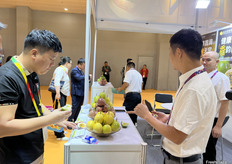 诚众百香果展台。公司种植包括百香桂蜜，桂花黄金果在内的等多品类百香果。/ Chengzhong Passion Fruit booth. The company grows a variety of passion fruit, including Passion Fruit Honey and Osmanthus Golden Fruit.