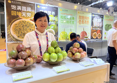 诚众百香果公司参展代表。该公司种植包括百香桂蜜，桂花黄金果在内的等多品类百香果。/ Representative from Chengzhong Passion Fruit Company, which grows a variety of passion fruit, including Passion Fruit Honey and Osmanthus Golden Fruit.