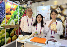 Ｍｒ　Ｇａｒｌｉｃ的参展代表Ｒａｃｈｅｌ（右一），　Ａｂｂｙ（右二）和Ｗｉｌｌａｍ（左一）。大蒜是公司的主营产品。除大蒜外，公司还出口包括芒果，苹果，葡萄在内的多品类农产品。/ Mr. Garlic's representatives, Rachel (first from right), Abby (second from right), and William (first from left), at the exhibition. Garlic is the company's main product. Besides garlic, the company also exports a variety of agricultural products, including mangoes, apples, and grapes.