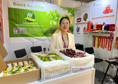 江西省鸿远果业股份有限公司的参展代表。公司出口葡萄，柑橘等农产品。/ Representative from Jiangxi Hongyuan Fruit Industry Co., Ltd., which exports grapes, citrus fruits and other agricultural products.