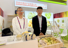 冠县东源农产品有限公司是专业鲜梨供应商。公司参展代表王先生和刘先生在展位前。/ Guanxian Dongyuan Agricultural Products Co., Ltd. is a professional supplier of fresh pears. Representatives Mr. Wang and Mr. Liu from the company are at the booth.