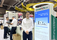 绿萌的肖明强先生正在展示公司最新的全自动包装机。/ Mr. Mingqiang Xiao of Reemoon is demonstrating the company's latest fully automatic packaging machine.