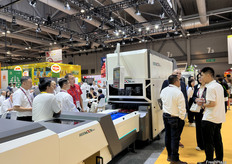 绿萌带来了多个型号的分选机做现场展示，吸引了众多访客。来自多个地区的绿萌本地销售代表为到访访客做介绍。/ Reemoon brought several models of sorting machines for on-site demonstration, which attracted many visitors. Reemoon's local sales representatives from various regions are introducing the products to the visitors.