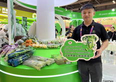 来自茂雄的参展代表。公司出口多个品类的蔬菜产品至多个海外市场。/ Representatives from Maoxiong, a company that exports a wide variety of vegetable products to numerous overseas markets.