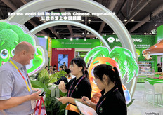 来自茂雄的参展代表正在与到访客商交谈。/ Exhibition representatives from Maoxiong are talking with visitors.