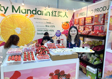 厦门市赋果鲜供应链科技有限公司携带了多款包装精美的产品做现场展示。/ Xiamen Fuguoxian Supply Chain Technology Co., Ltd. brought a variety of well packaged products for on-site demonstration.