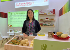 泊头市福禄果品有限公司的参展代表在展位前。公司日加工能力达８０吨，出口多个品种的鲜梨至东南亚，中东等地区。/ Representatives from Botou Fulu Fruit Co., Ltd. at their booth. The company has a daily processing capacity of 80 tons and exports a variety of fresh pear varieties to Southeast Asia, the Middle East, and other regions.