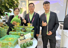 八方牛油果是首批在云南进行本地牛油果种植的公司。这是公司第二年参展。其参展团队在展位进行合照。/ Bafang Avocado is one of the first companies to cultivate local avocados in Yunnan. This is the company's second year participating in the exhibition. The team is taking a group photo at the booth.