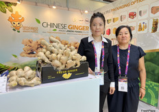 来自金芝食品的罗经理（左一）和吴经理（右一）在展位合照。公司出口多种包装的生姜产品。/ Managers Luo (first from left) and Wu (first from right) from Jinzhi Foods are taking photo at the company's booth. The company exports ginger products in a variety of packaging options.