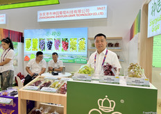 张家港市神园葡萄科技有限公司携带多个品种的葡萄样品参展。公司目前最受欢迎的品种包括东方秋后，园蓝宝，园嫣红等。/ Zhangjiagang Shenyuan Grape Technology Co., Ltd. exhibits a variety of grape samples. The company's most popular varieties include Oriental Autumn Queen, Yuan Lanbao, and Yuan Yanhong.