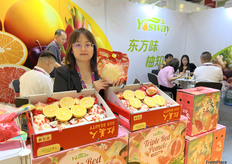Yosway带来了多个品类的柑橘产品蜜行展示。红美人果冻橙是近期公司的主推市场的产品。/ Yosway showcased a variety of citrus products, including Red Beauty Jelly Orange, which is the company's main market product.