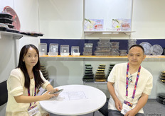来自Fujian Jieyou Plastic Co., Ltd.的Jason （右一）和Nina（左一）。公司销售多种规格的用于果蔬的包装盒产品。/ Jason (first from right) and Nina (first from left) from Fujian Jieyou Plastic Co., Ltd. The company sells a variety of packaging products for fruits and vegetables.