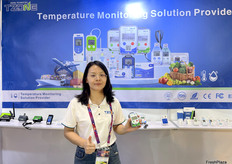 来自Tzone的Sandy。公司推出的升级版多次长距离4G温湿度记录仪收到许多到访客商的问询。/ Sandy from Tzone has received many inquiries from visitors for their upgraded 4G temperature and humidity data logger with multiple long-distance measurements.